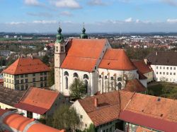 Dettaglio della chiesa Heilig-Kreuz a Landsberg am Lech, Germania. La chiesa della Santa Croce è uno splendido edificio religioso cattolico situato su una collina che domina la cittadina ...