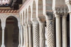 Dettaglio delle colonne del chiostro dell'Abbazia di Senavalle a Follina, Veneto