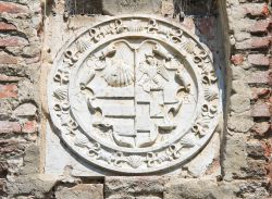 Dettaglio dello stemma del Castello di Roccabianca in Emilia-Romagna