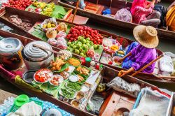 Dettaglio di un mercato galleggiante a Bangkok, ...