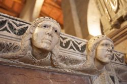 Dettaglio di una scultura in marmo nella cattedrale di Barga, Toscana.
