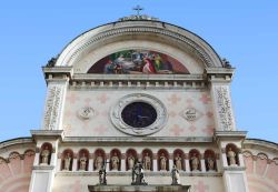 Dettaglio della facciata della Chiesa di Santa Maria Nascente a Pieve di Cadore in Veneto - © Fulcanelli / Shutterstock.com