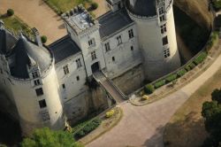 Sorvolando dall'alto il Castello di Breze si nota meglio la profondità eccezionale del suo fossato - © www.chateaudebreze.com