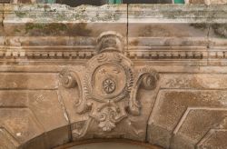 Dettaglio scultoreo di un palazzo storico a Ceglie Messapica, Puglia.

