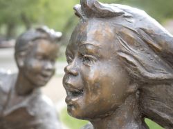 Dettaglio della statua in bronzo di una bambina nel cortile della basilica di Santa Maria, Phoenix (Arizona) - © tishomir / Shutterstock.com