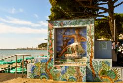 Diano Marina, Imperia: una decorazione in ceramica che raffigura Diana, la dea roman della caccia. In secondo piano la spiaggia e il profilo di Capo Berta - © Simona Sirio / Shutterstock.com ...