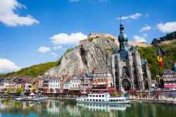 Un'immagine classica di Dinant con tutti i principali punti d'interesse turistico: la Mosa, la chiesa di Notre-Dame e la cittadella fortificata - foto © Sergey Novikov / Shutterstock.com ...