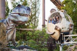 Dinoland, l'area giurassica di Mirabilandia, Emilia Romagna, Italia. Si trova in questo parco della riviera romagnola il più vasto parco giurassico ispirato al mondo dei dinosauri ...