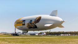 Un dirigibile Zeppelin parcheggiato presso l'aeroporto di Friedrichshafen, Germania - © Nadezda Murmakova / Shutterstock.com