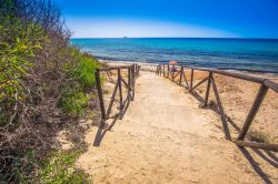 Discesa in spiaggia a Santa Margherita di Pula in Sardegna