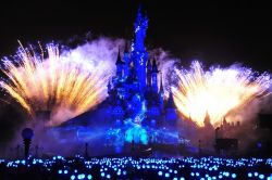 Lo spettacolo Disney Dreams con i fuochi artificiali e le proiezioni multi mediali sul castello, a tema Frozen