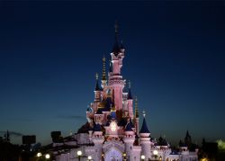Disneyland Paris, il Castello della Bella Addormentata, fotografato di sera: è il simbolo indiscusso del parco giochi - © Alias 0591 - Flickr
