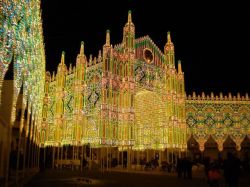 Diso, Puglia: le luminarie in piazza nello stile tipico salentino - © Hermann grassmann, CC BY-SA 4.0, Wikipedia