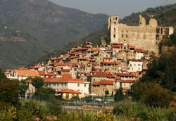 Dolceacqua, borgo medievale del ponente ligure caratterizzato dal ponte a schiena d'asino e dal Castello Doria  © Nathan Chor / Shutterstock.com