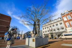 Una donna fotografa la statua di Kenau Simonsdochter Hasselaer e Wigbolt Ripperda a Haarlem, Olanda.  Hasselaer fu un eroe leggendario per la sua impavida difesa di Haarlem contro gli invasori ...