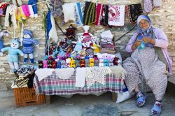 Una donna vende bambole fatte a mano in una bancarella del villaggio di Sirince, Selcuk, Turchia - © MehmetO / Shutterstock.com