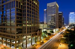 Downtown di Phoenix by night, Arizona (USA). Questa città venne fondata nel 1867 come comunità agricola vicino alla confluenza dei fiumi Salt e Gila.



