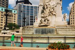 Due bambini guardano le statue del Soldiers and Sailors Monument di Indianapolis, Indiana - © James Kirkikis / Shutterstock.com