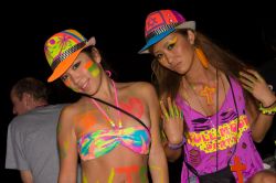 Due ragazze thailandesi ballano al Full Moon Party di Pha Ngan in Thailandia - © OlegD / Shutterstock.com