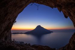 Due scalatori al tramonto impegnati in un'arrampicata sportiva a Kalymnos, Grecia. Sullo sfondo, la bella isola di Telendos.



