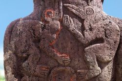 Due uccelli scolpiti sul retro di un busto Moai sull'isola di Pasqua, Cile - © 92804242 / Shutterstock.com