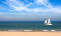 Due yachts lungo la costa a Passo di Calais, Francia.
