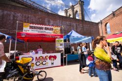 Edizione domenicale del Brooklyn Flea, il mercatino delle pulci a Dumbo, oltre a bancarelle vintage anche venditori ambulanti di street food - © littleny / Shutterstock.com