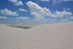 Dune bianche e cielo spettacolare sono gli ingredenti ...