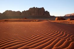 Dune di sabbia durante una escursione in jeep, lungo le piste sabbiose del Wadi Rum in Giordania - © tamarasovilj / Shutterstock.com