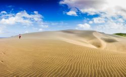 Dune di sabbia fine a Sigatoka, isola di Viti Levu, Figi. Questo parco nazionale protegge anche alcuni siti archeologici risalenti a oltre 3 mila anni fa.
