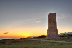 Dune della spiaggia di Artola a Marbella, Spagna. Una bella immagine al tramonto di quest'area naturale situata a ovest di Cabopino Marina - © Cristina Trif / Shutterstock.com