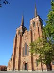 Il duomo gotico di Kyrka a Roskilde, Danimarca. A fare da cornice una soleggiata giornata estiva con il cielo blu.



