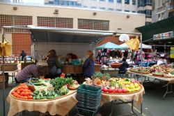 Mercatino delle pulci "East 67th Street Market" antiquariato e prodotti della terra - © Foto fleamapket.com