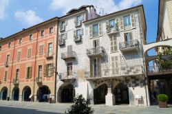 Edifici affacciati su via Roma a Cuneo, Piemonte. Via Roma è la strada più antica di Cuneo e, al tempo stesso, anche la zona rinnovata più radicalmente. Ha forma simile ...