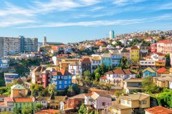 Panorama sugli edifici colorati nella città di Valparaíso, Cile, Patrimonio dell'Umanità dichiarato dall'UNESCO.
