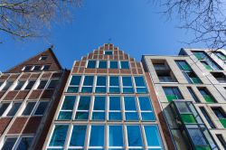 Edifici con vetrate nel quartiere Schlachte di Brema sulla passeggiata lungo il fiume Weser (Germania)  - © Philip Lange / Shutterstock.com