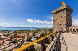 Edifici medievali a Bolsena, Italia. Posizionata sulla sponda settentrionale del lago, questa città della provincia di Viterbo ospita sul suo territorio costruzioni di epoca medievale, ...