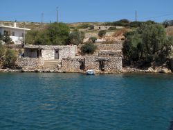 Edifici sull'isola di Arki, Grecia. In quest'isolotto si dimentica il rumore delle auto e si ascolta quello delle onde.
