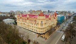 Edificio amministrativo a Rostov-on-Don, Russia. Cupole e tetto in smalto rosso contrastano la facciata gialladi questo palazzo storico.
