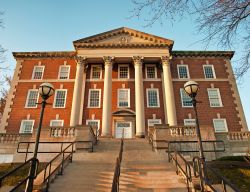 L'edificio dell'università di Syracuse, New York, USA. Fondata ufficialmente nel 1870 (l'inizio delle attività risale però al 1832), questa università ...