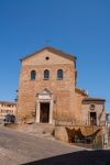 Edificio religioso nel centro di Offagna, Ancona, Marche.

