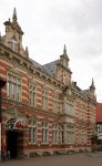 Edificio storico a Hameln, Germania. Frontoni e decorazioni in rilievo ornano la facciata a strisce di questo palazzo del centro cittadino - © Philip Lange / Shutterstock.com