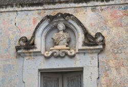 Il particolare della decorazione di un palazzo storico nel centro di Andria, città di circa 100.000 abitanti della Puglia.

