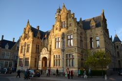 Gli edifici del centro storico di Ieper (Ypres) sono in gran parte stati ricostruiti dopo la Prima Guerra Mondiale, perché la città fu praticamente rasa al suolo dai bombardamenti ...