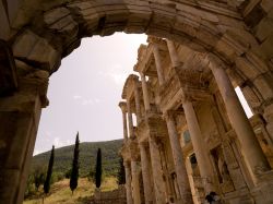 Efeso nei pressi di Kusadasi, Turchia - Fra le più grandi città ioniche in Anatolia, alla foce del fiume Caistro, Efeso è uno dei più importanti siti archeologici ...