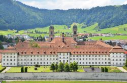 Costruita all'inizio del 18° secolo, sul luogo di un miracolo legato alla madonna, l'abbazia territoriale di Einsiedeln è un santuario mariano meta di numerosi pellegrinaggi ...