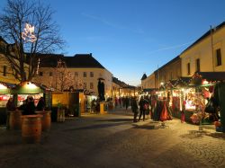Eisenstadt la capitale del Burgenland e la sua piazza durante i mercatini di Natale, la manifestazione più importante durante l'Avvento in  Austria