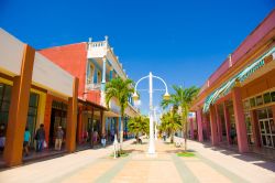 El Boulevard è la strada principla edel centro storico di Ciego de Avila (Cuba). La strada ha subìto un'opera di restauro e pedonalizzazione alcuni anni fa - © Fotos593 ...