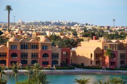 La località di El Gouna, sulla costa del Mar Rosso (Egitto) è sorta a partire dagli anni Novanta.