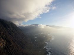 La vista dal mirador su El Golfo, l'ampia baia della costa nord-occidentale di El Hierro, Canarie.